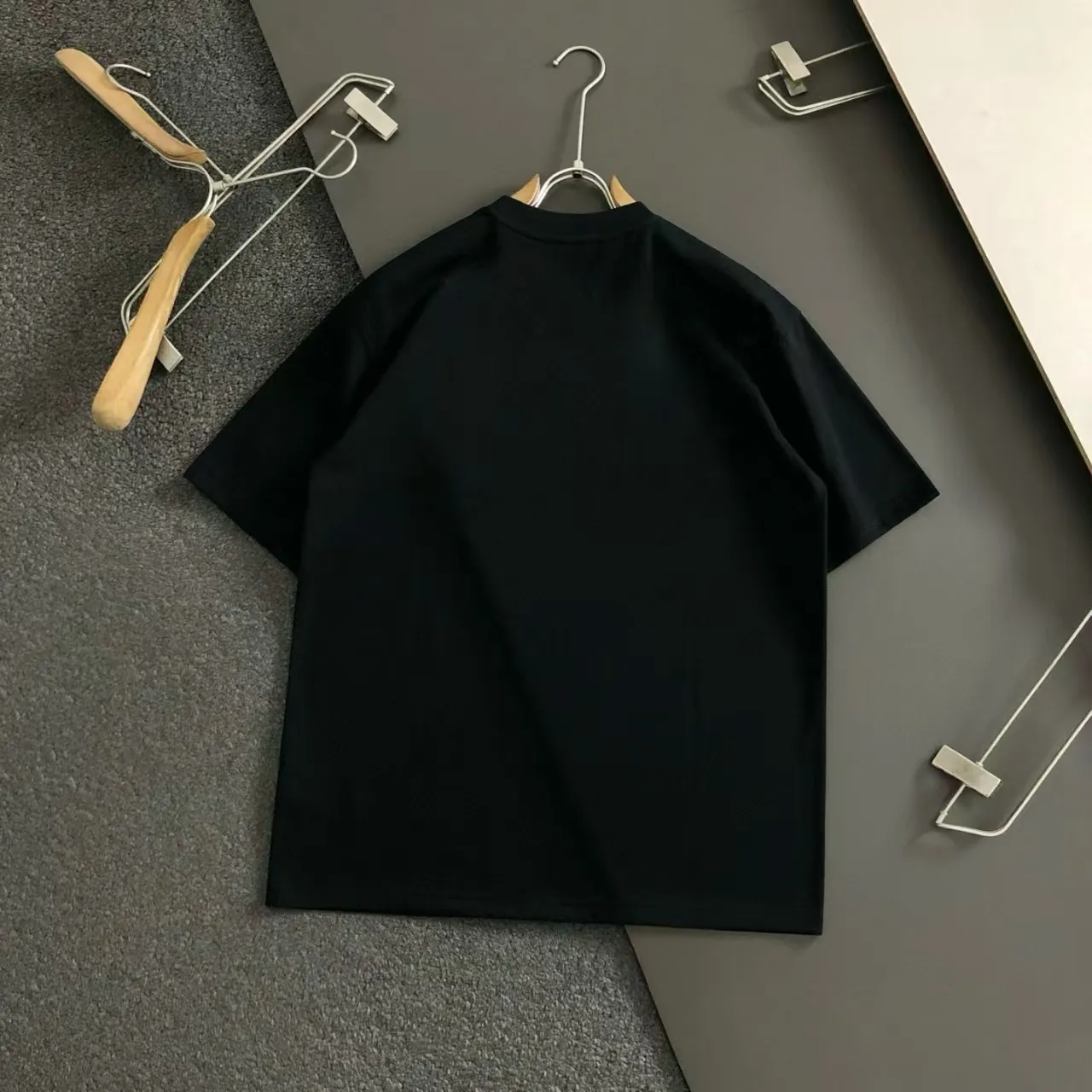 《𝙉𝙚𝙬🤍🖤 》P90 2025 New Arrival T ， ， logo， Versatile 。 ， ， ， ，Sizes M-3XL